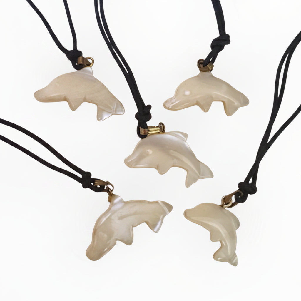 Collana Vintage con Ciondolo Delfino in Madreperla Intagliata